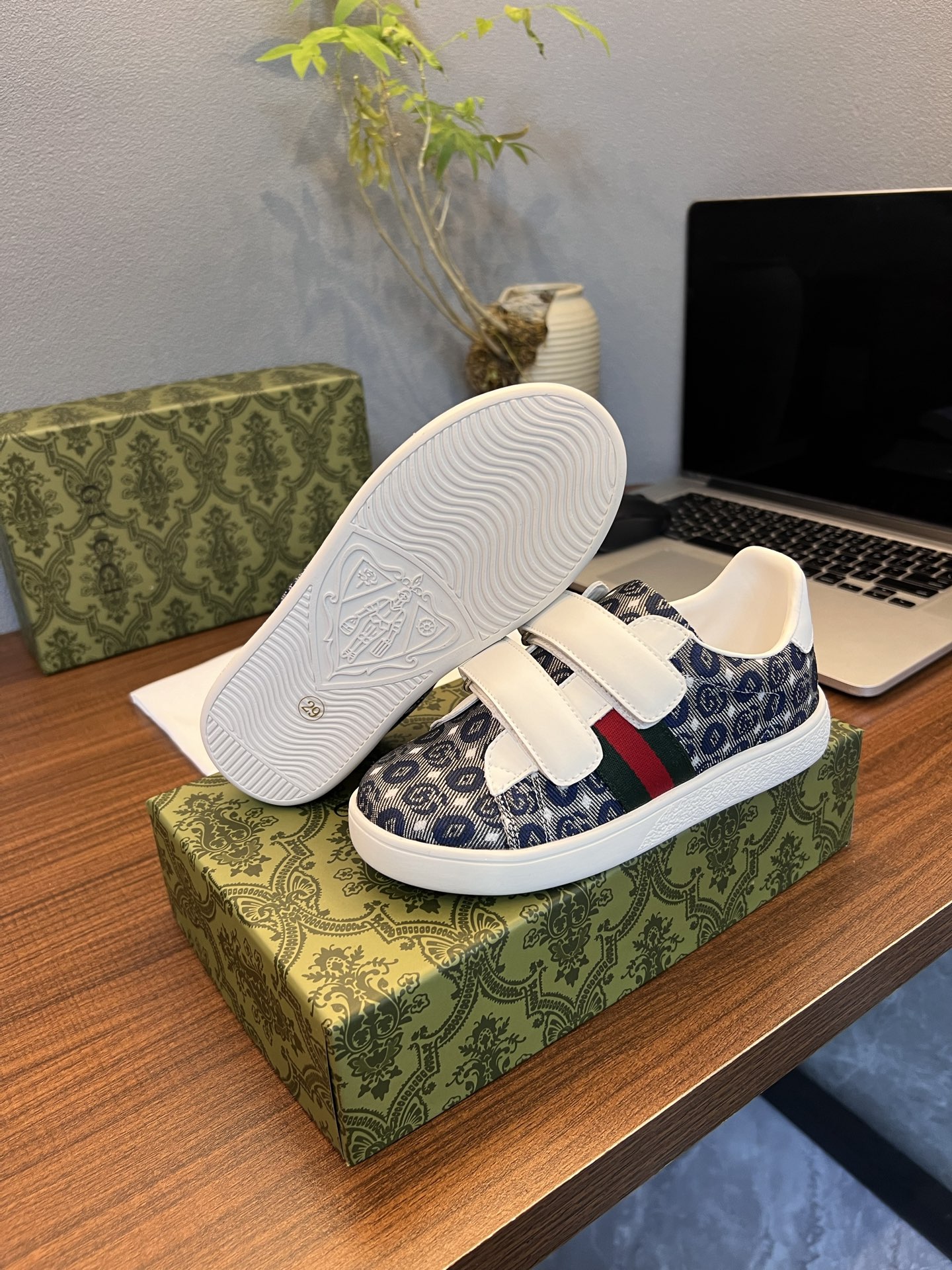 Children's shoes child
